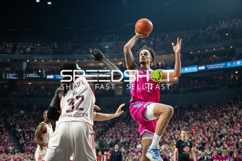 Michael Kessens (6; Telekom Baskets Bonn) in Aktion