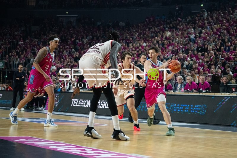 Grayson Murphy (7; Telekom Baskets Bonn) und Justinian Jessup (10; FC Bayern Basketball) in Aktion