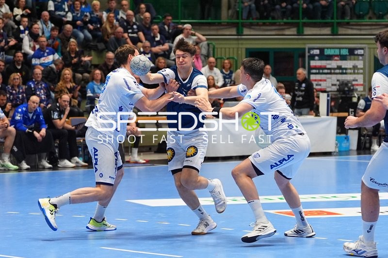 Belal Ibrahim Massoud (20; Bergischer HC) im Zweikampf mit Jan Mudrow (7; TBV Lemgo) und Frederik Simak (8; TBV Lemgo)