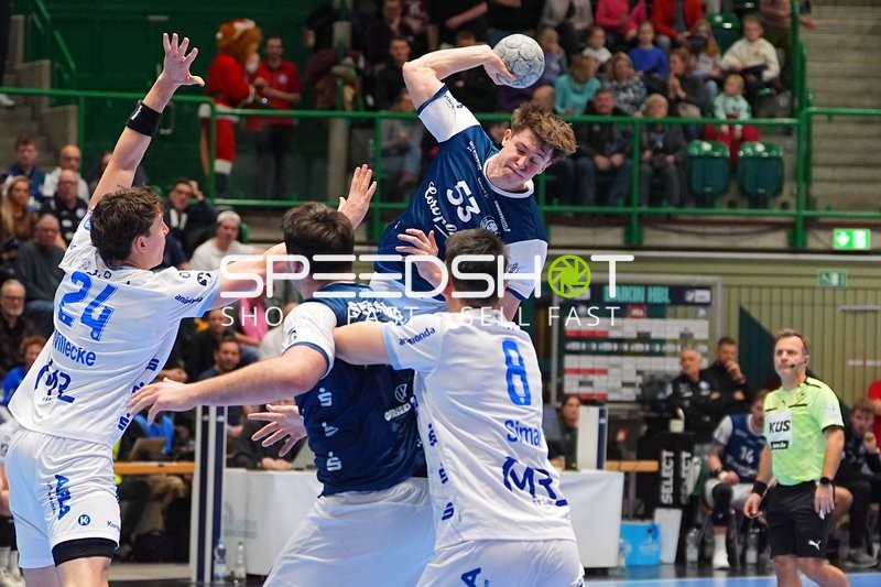 Soeren Steinhaus (53; Bergischer HC) mit Ball in Aktion