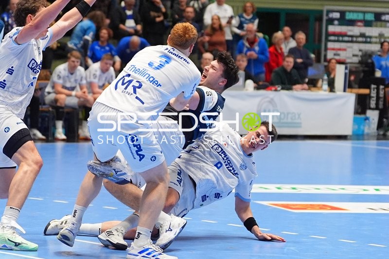 Szene mit Nicolai Theilinger (3, TBV Lemgo), Aron Seesing (49; Bergischer HC) und Frederik Simak (8; TBV Lemgo)