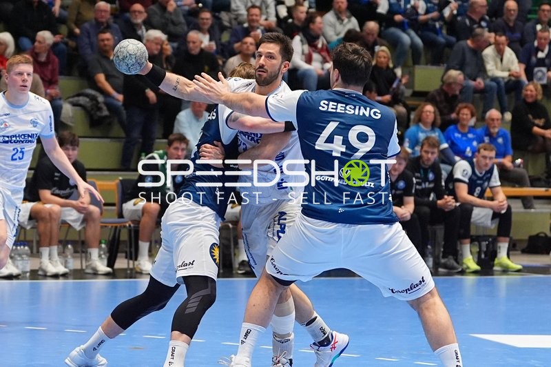 Szene mit Aron Seesing (49, Bergischer HC) und Tim Suton (23, TBV Lemgo)