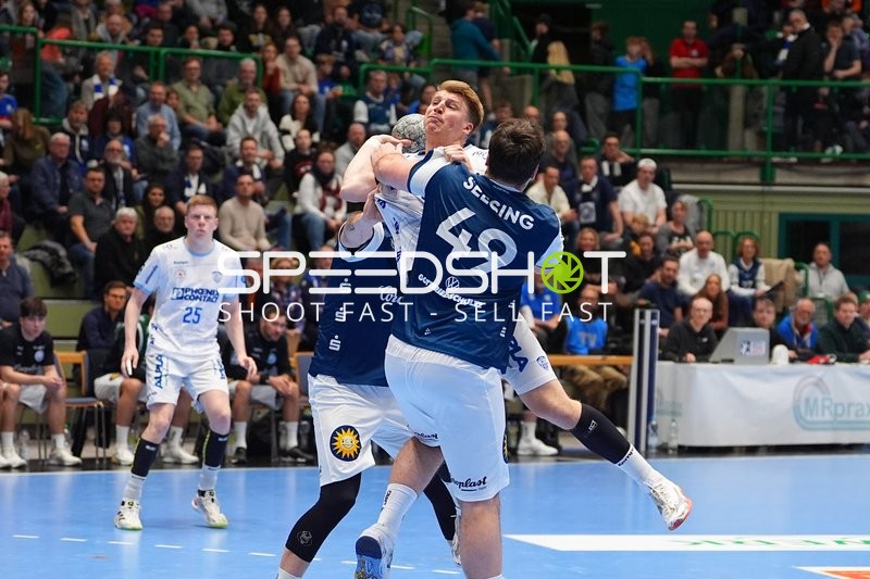 49; TBV Lemgo im Zweikampf mit Niels Versteijnen (25; TBV Lemgo) und Lukas Hutecek (2; TBV Lemgo)