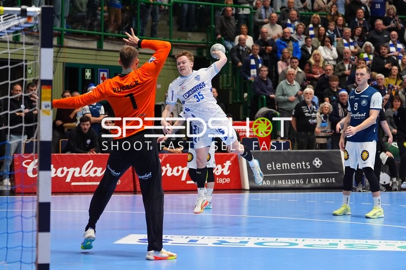 Jarnes Faust (35; TBV Lemgo) wirft aufs Tor