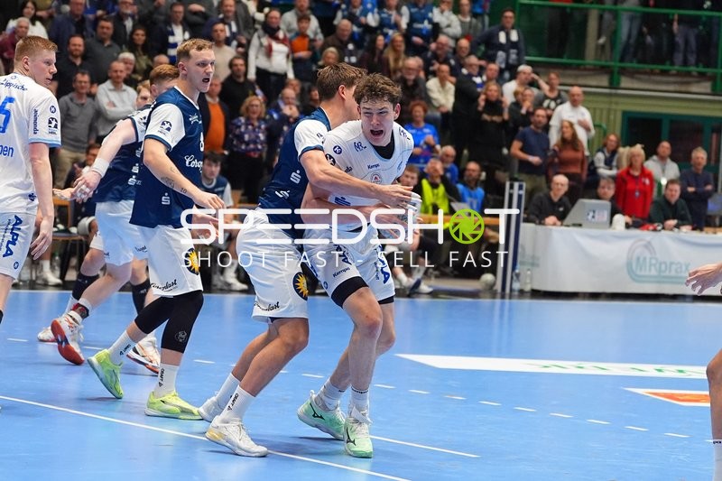 Nico Schöttle (8; Bergischer HC) und Niels Versteijnen (25; TBV Lemgo) in Zweikampf