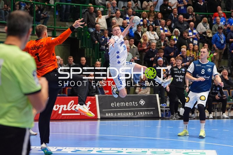 Niels Versteijnen (25; TBV Lemgo) mit Wurf gegen Nico Schöttle (8; Bergischer HC) und Eloy Morante Maldonado (33; Bergischer HC)