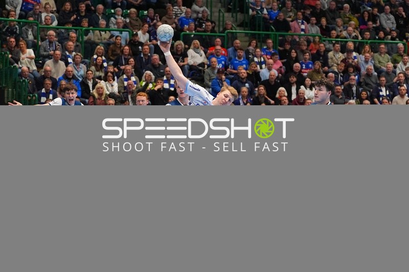 Szene mit Aron Seesing (49; Bergischer HC) und Teamkollegen