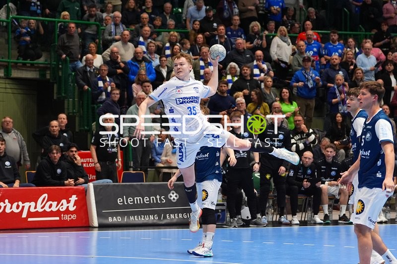 Jarnes Faust (35; TBV Lemgo) mit Wurf