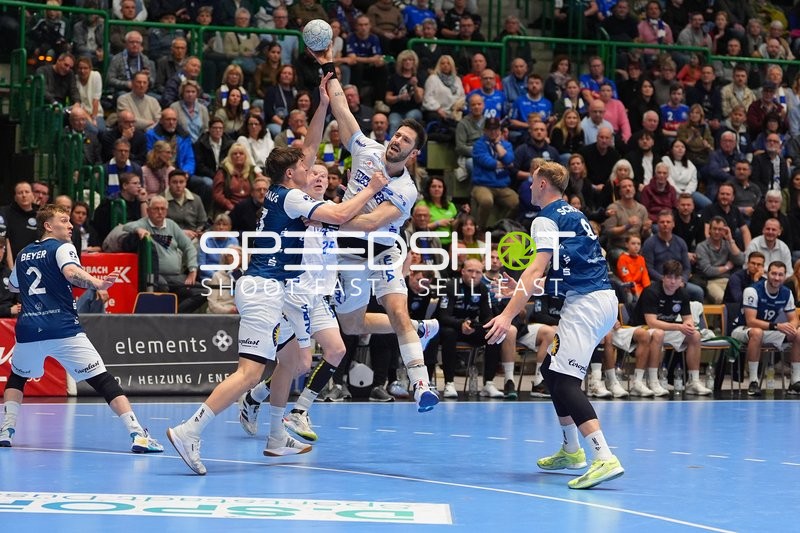 Lukas Becher (18; Bergischer HC) mit Ball in Aktion