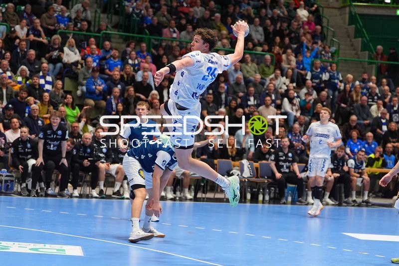 Joël Willecke (24; TBV Lemgo) und Lukas Hutecek (2; TBV Lemgo) in Aktion