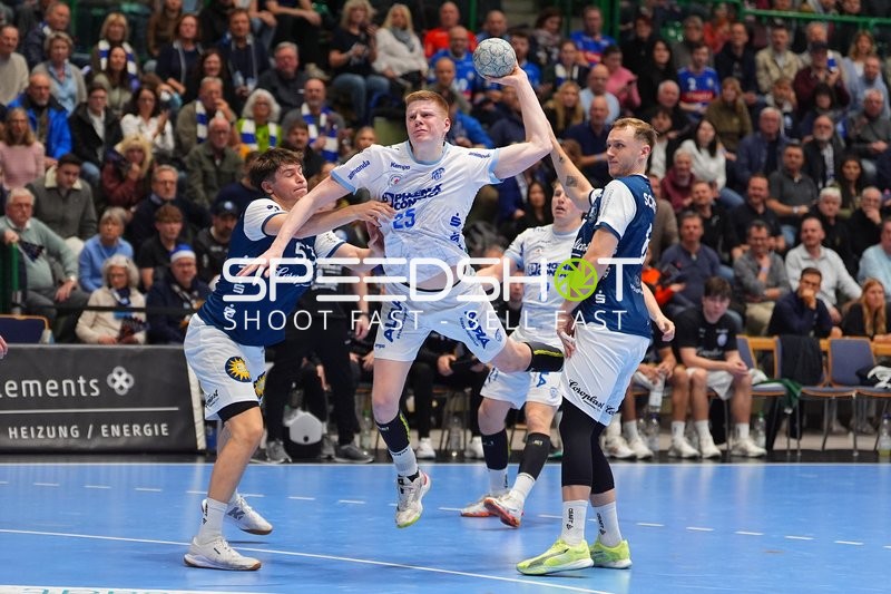 Niels Versteijnen (25; TBV Lemgo) mit Ball in Aktion