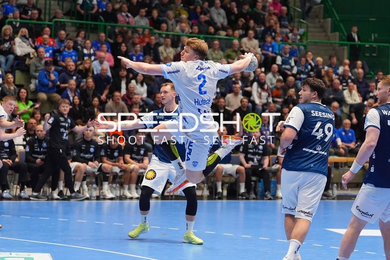 Lukas Hutecek (2; TBV Lemgo) und Nico Schöttle (8; Bergischer HC) in Aktion