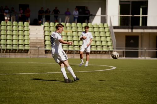 Paul Christian Neuendorff (#20; FV Wiehl) beim Schuss auf das Tor