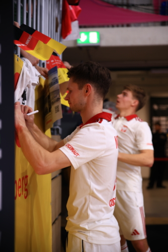 Maksymilian KOPERSKI (10; Polen) signiert Autogramme