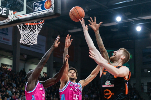 Alijah Comithier (2; Telekom Baskets Bonn) und Luc van Slooten (6; Rasta Vechta) in Aktion