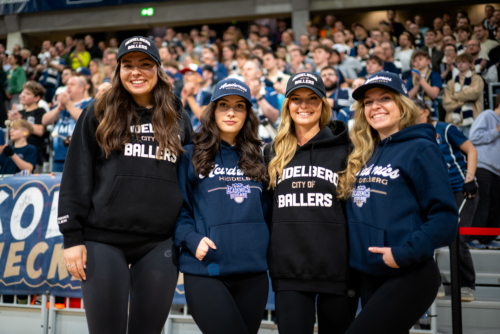 Fans in Merch-Kleidung