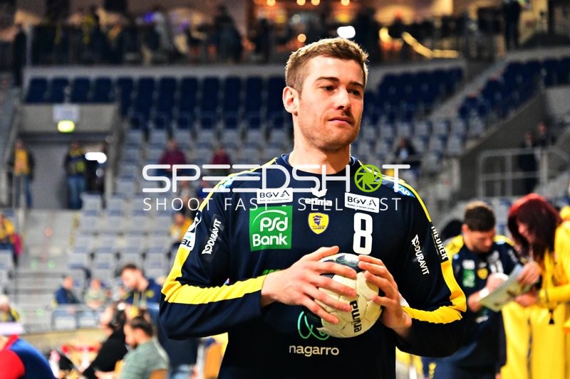 8; HSV Hamburg mit Ball