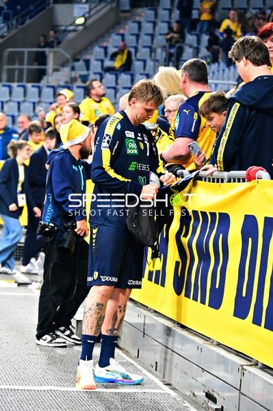 Nicolaj Jörgensen (11; HSV Hamburg) gibt Autogramme