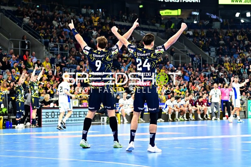 Steven Plucnar Jacobsen (9; Rhein Neckar Löwen) und Patrick Groetzki (24; Rhein Neckar Löwen) jubeln gemeinsam