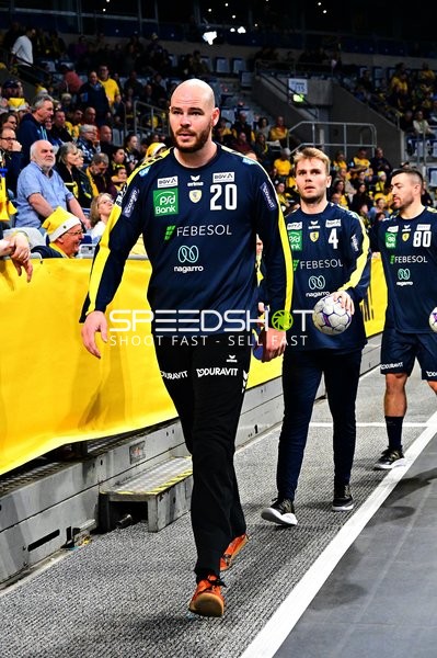 Mike Jensen (20; Rhein Neckar Löwen) und Mathias Larson (4; Rhein Neckar Löwen) mit Jannik Kohlbacher (80; Rhein Neckar Löwen)