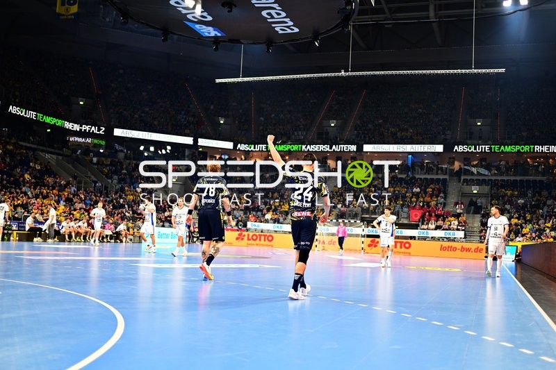 78; HSV Hamburg und 24; HSV Hamburg mit Teamkollegen