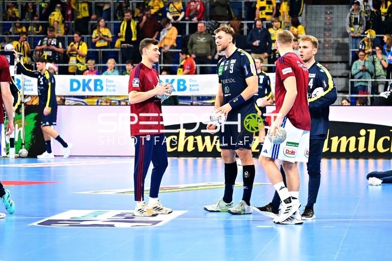 Szene mit Steven Plucnar Jacobsen (9; Rhein Neckar Löwen) und Teamkollegen