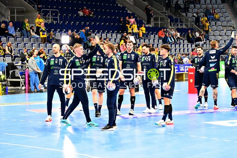 Szene mit Steven Plucnar Jacobsen (9; Rhein Neckar Löwen) und Teamkollegen