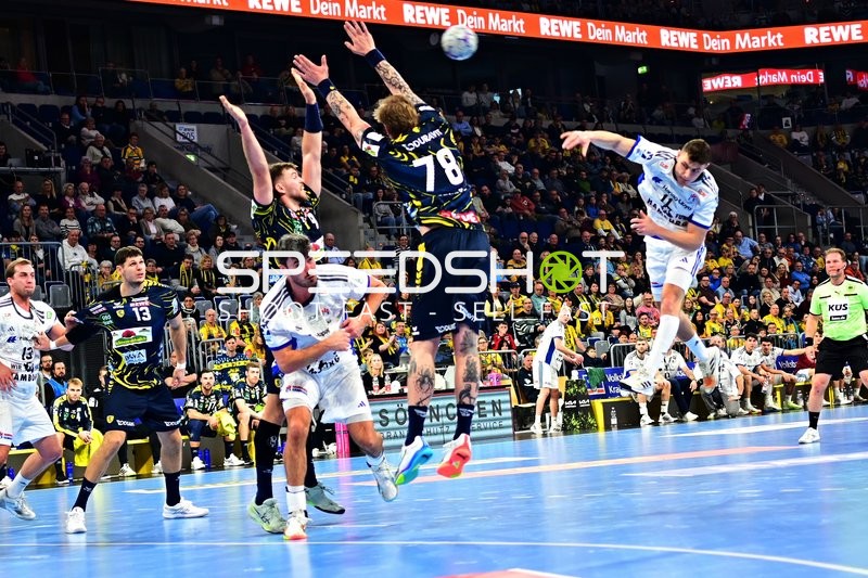 Szene mit Steven Plucnar Jacobsen (9; Rhein Neckar Löwen) und Jacob Lassen (9; HSV Hamburg)