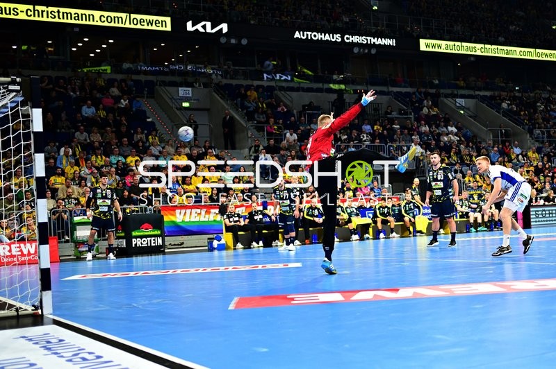 Robin Haug (16; HSV Hamburg) pariert Wurf