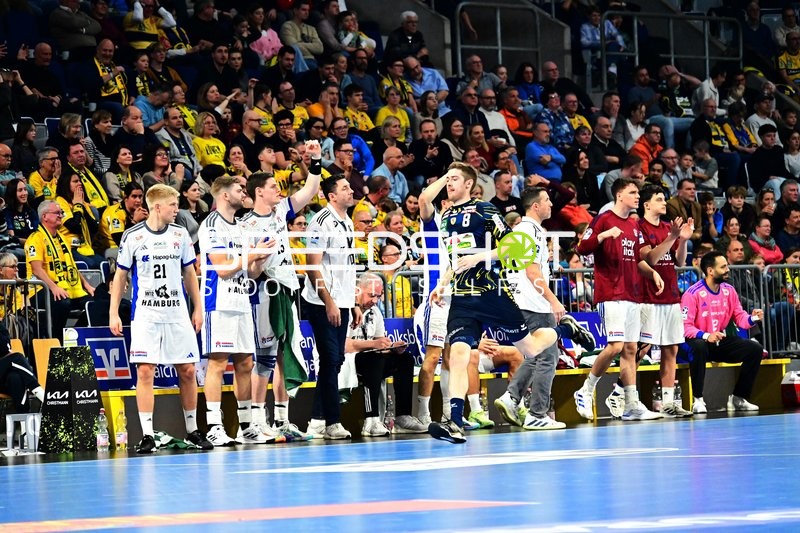 Szene mit 28; HSV Hamburg und Teamkollegen