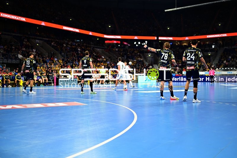Szene mit Niklas Weller (13; HSV Hamburg) und Edwin Aspenbäck (78; Rhein Neckar Löwen)
