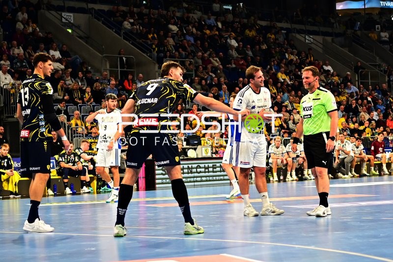Szene mit Sebastian Heymann (13; Rhein Neckar Löwen) und Niklas Weller (13; HSV Hamburg)