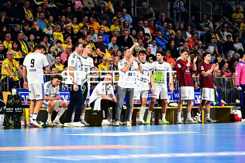 Szene mit Blazenko Lackovic (0; HSV Hamburg) und Teamkollegen