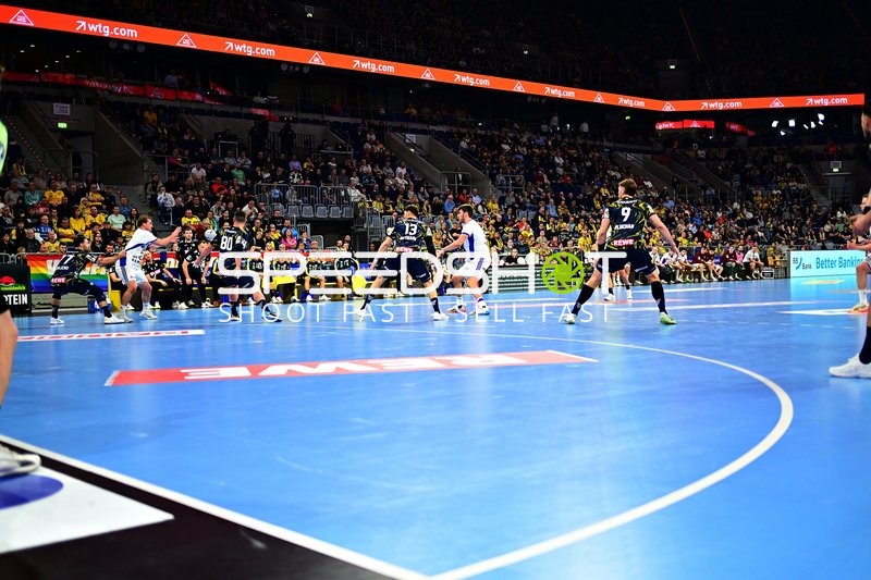 Szene mit Niklas Weller (13; HSV Hamburg) und Steven Plucnar Jacobsen (9; Rhein Neckar Löwen)