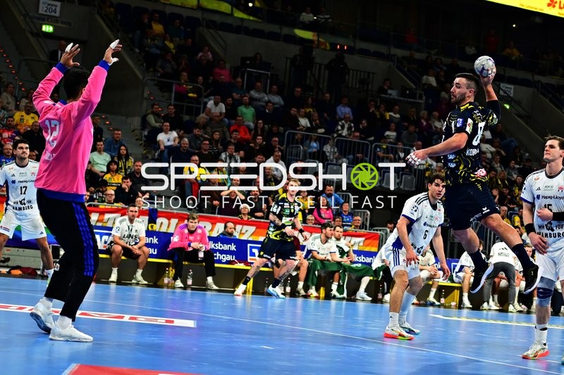 80; HSV Hamburg mit Ball in Aktion