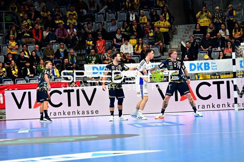 Edwin Aspenbäck (78; Rhein Neckar Löwen) und Mathias Larson (4; Rhein Neckar Löwen) in Aktion