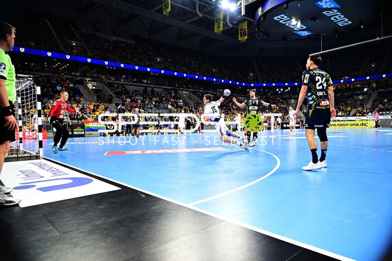 Handball-Szene mit Wurf