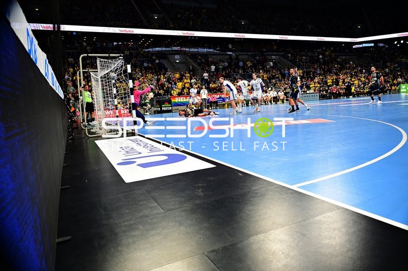 Handball-Szene mit Torwartparade