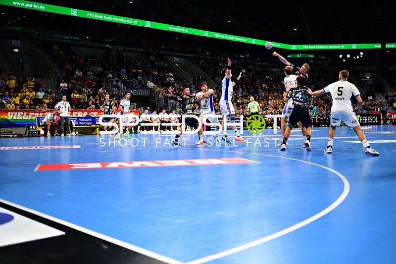 Szene mit Kaj Geenen (5; HSV Hamburg) und Robert Timmermeister (7; Rhein Neckar Löwen)