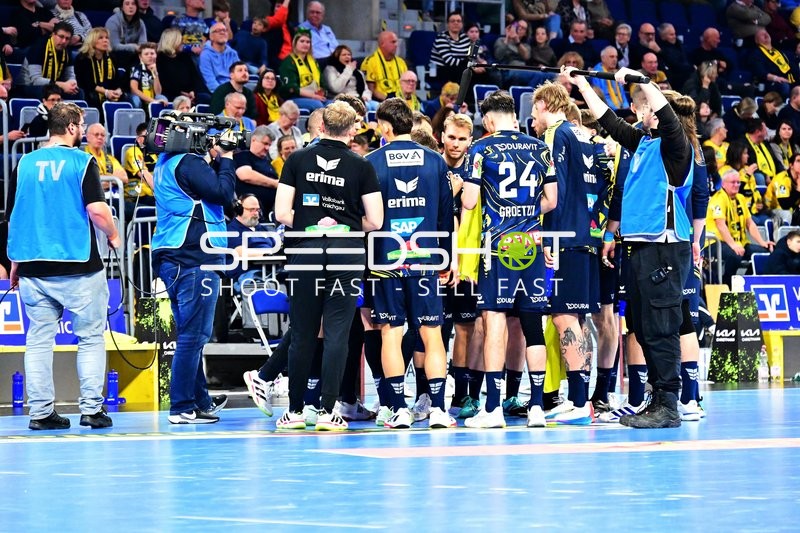 Mathias Larson (4; Rhein Neckar Löwen) in Team-Besprechung