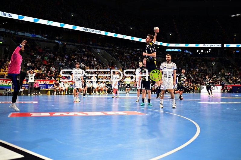 Oliver Norlyk (5; HSV Hamburg) und Tim Nothdurft (28; Rhein Neckar Löwen) in Aktion