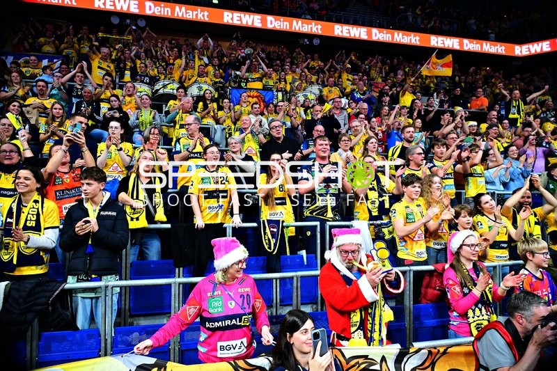 Fans feiern in der SAP Arena