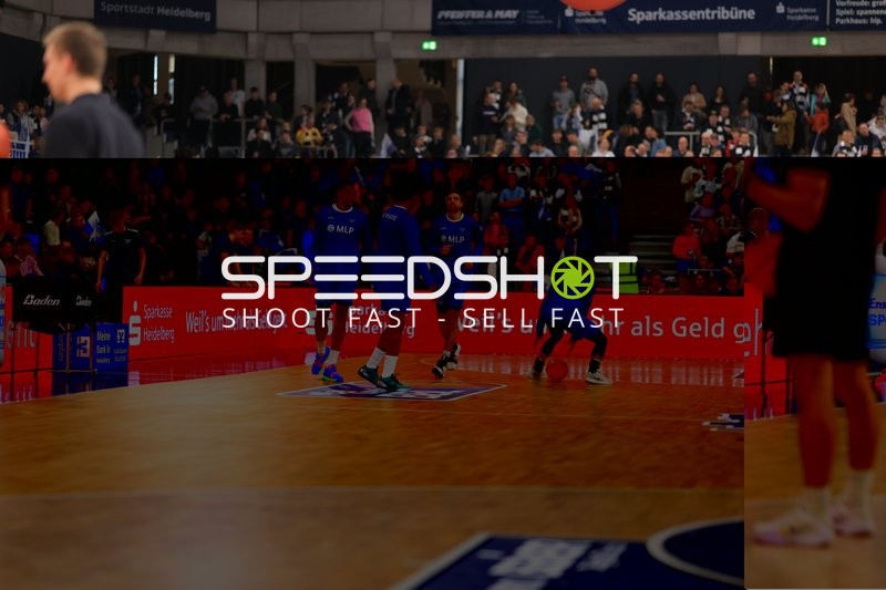 Weitwinkel-Aufnahme der Arena mit Publikum