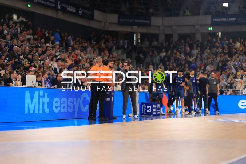 Carlo Finetti (998; MLP Academics Heidelberg) und Paul Zipser (9; MLP Academics Heidelberg) am Spielfeldrand