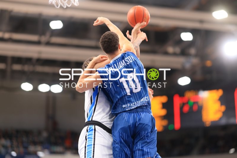 Spielaktion mit Samuell Williamson (10; MLP Academics Heidelberg) und Nelson Martin (10; Veolia Towers Hamburg)