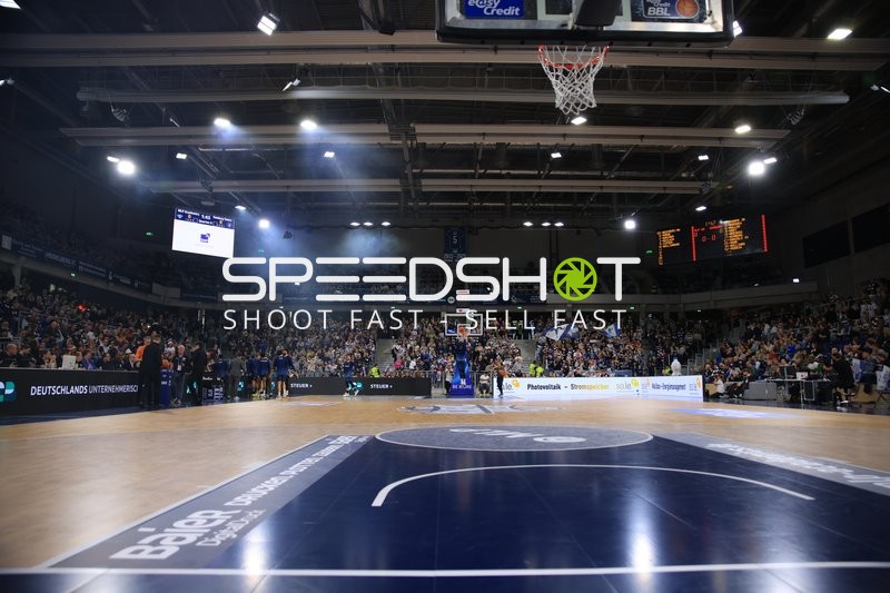 Weitwinkel-Aufnahme der Arena mit Publikum