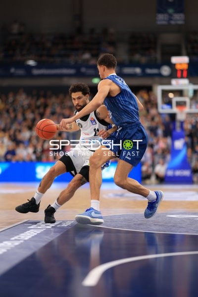 Mateo Seric (21; MLP Academics Heidelberg) und Devon Daniels (21; Veolia Towers Hamburg) in Aktion