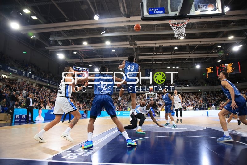 Samuell Williamson (10; MLP Academics Heidelberg) mit Wurf zum Korb