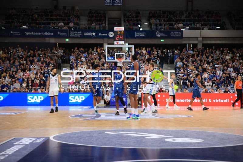 Spielaktion mit DJ Horne (0; MLP Academics Heidelberg) und Devon Daniels (21; Veolia Towers Hamburg)