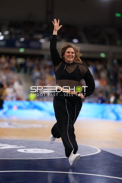 Person posiert auf Basketballfeld